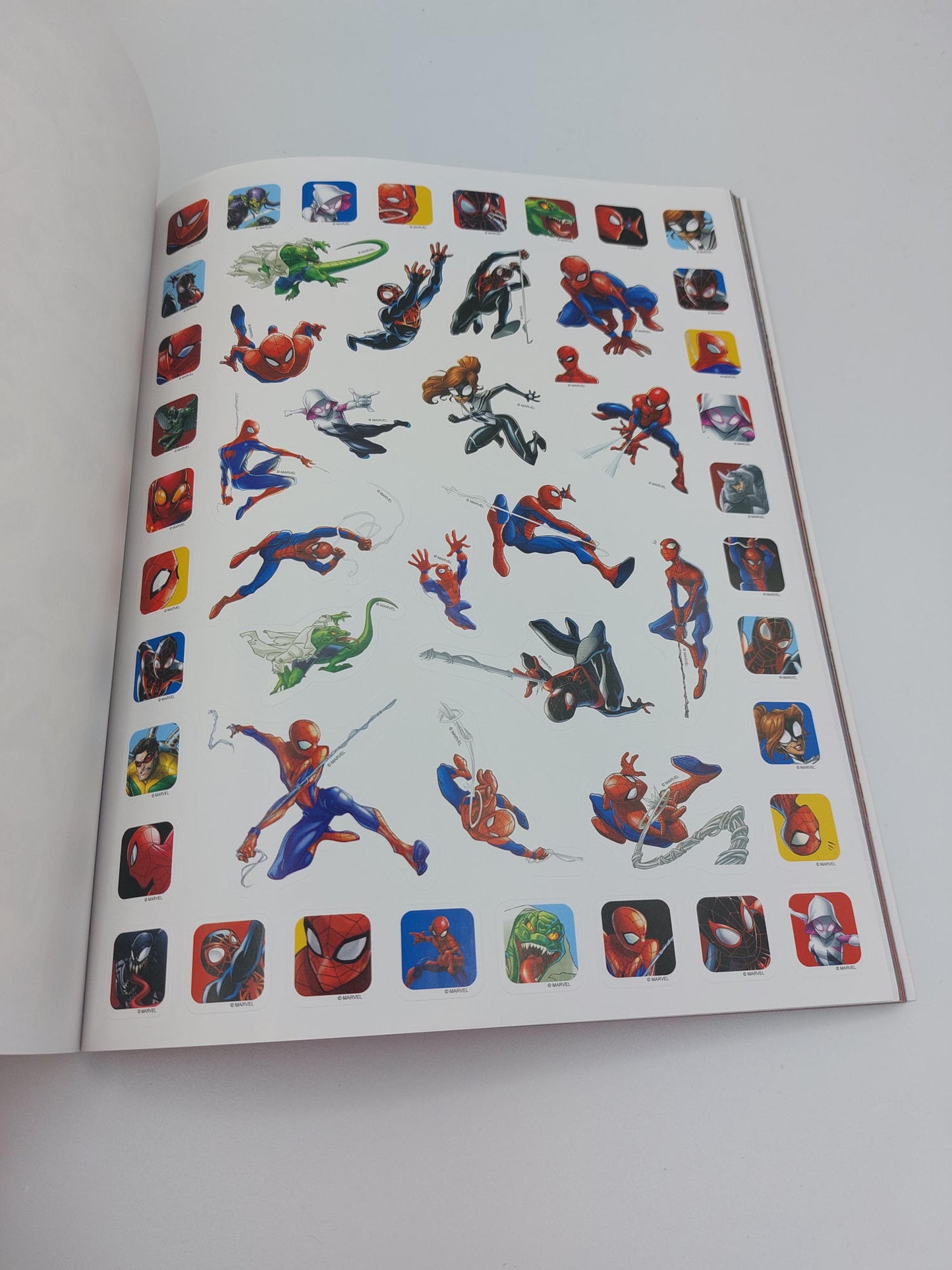 Spiderman 1000 sticker. Tanti giochi e attività
