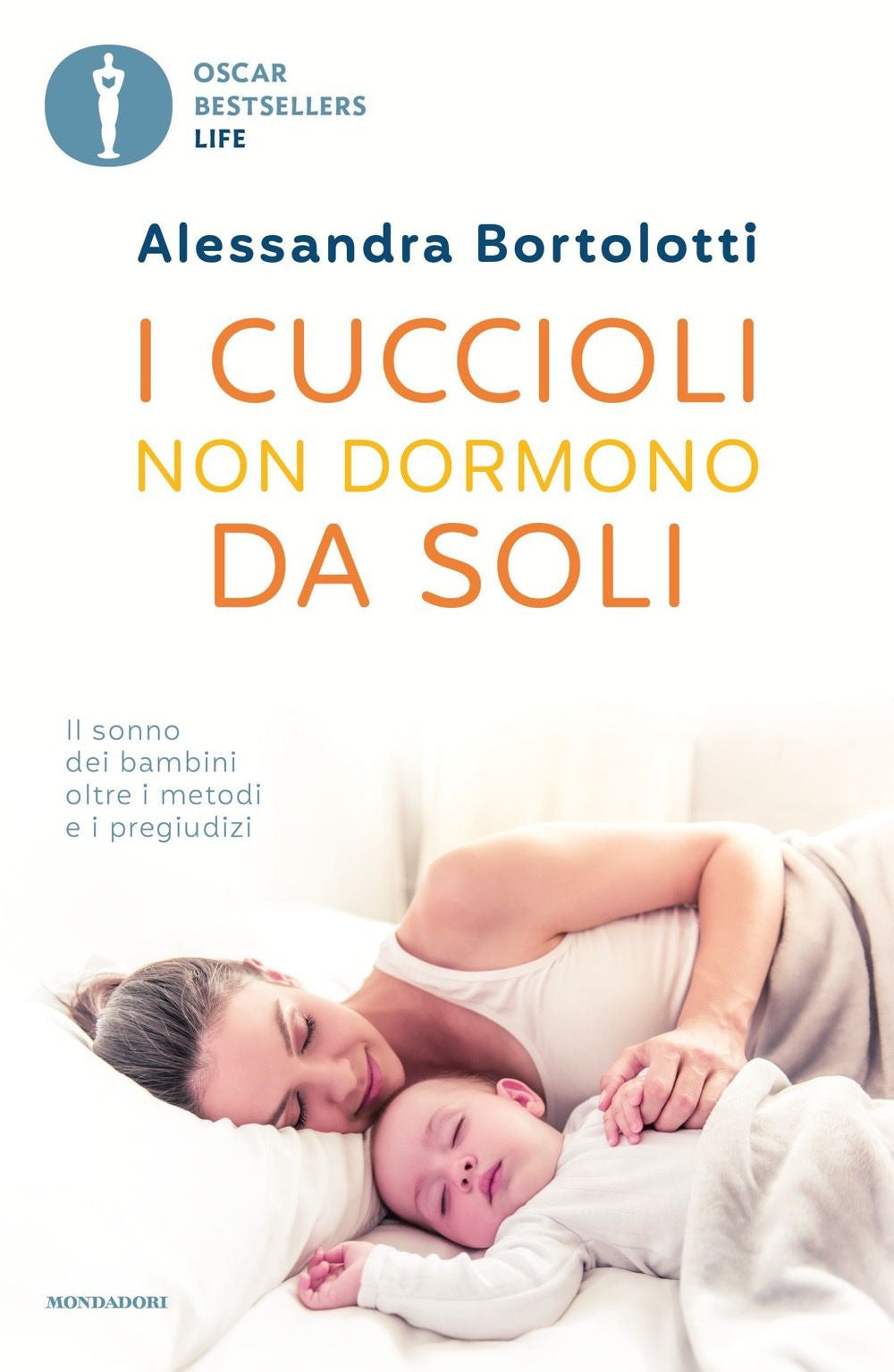 I cuccioli non dormono da soli. Il sonno dei bambini oltre i metodi e i pregiudizi.