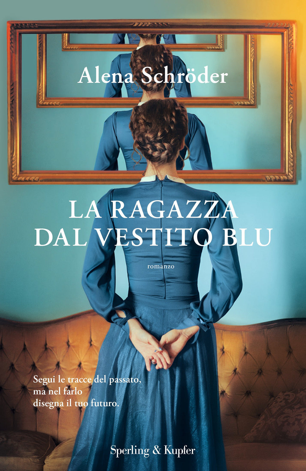 La ragazza dal vestito blu.