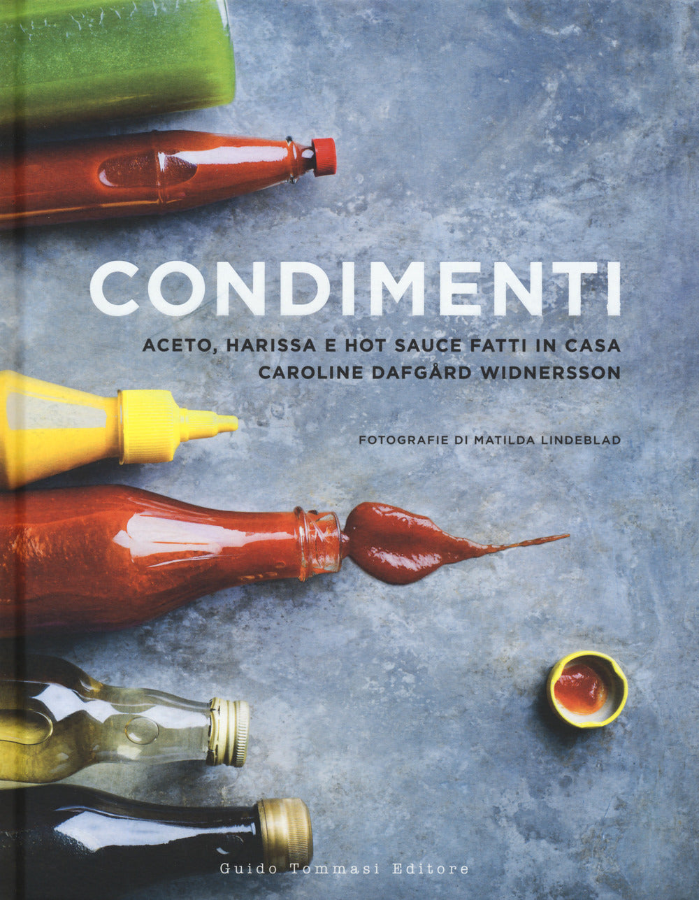Condimenti. Aceto, harissa e hot sauce fatti in casa.