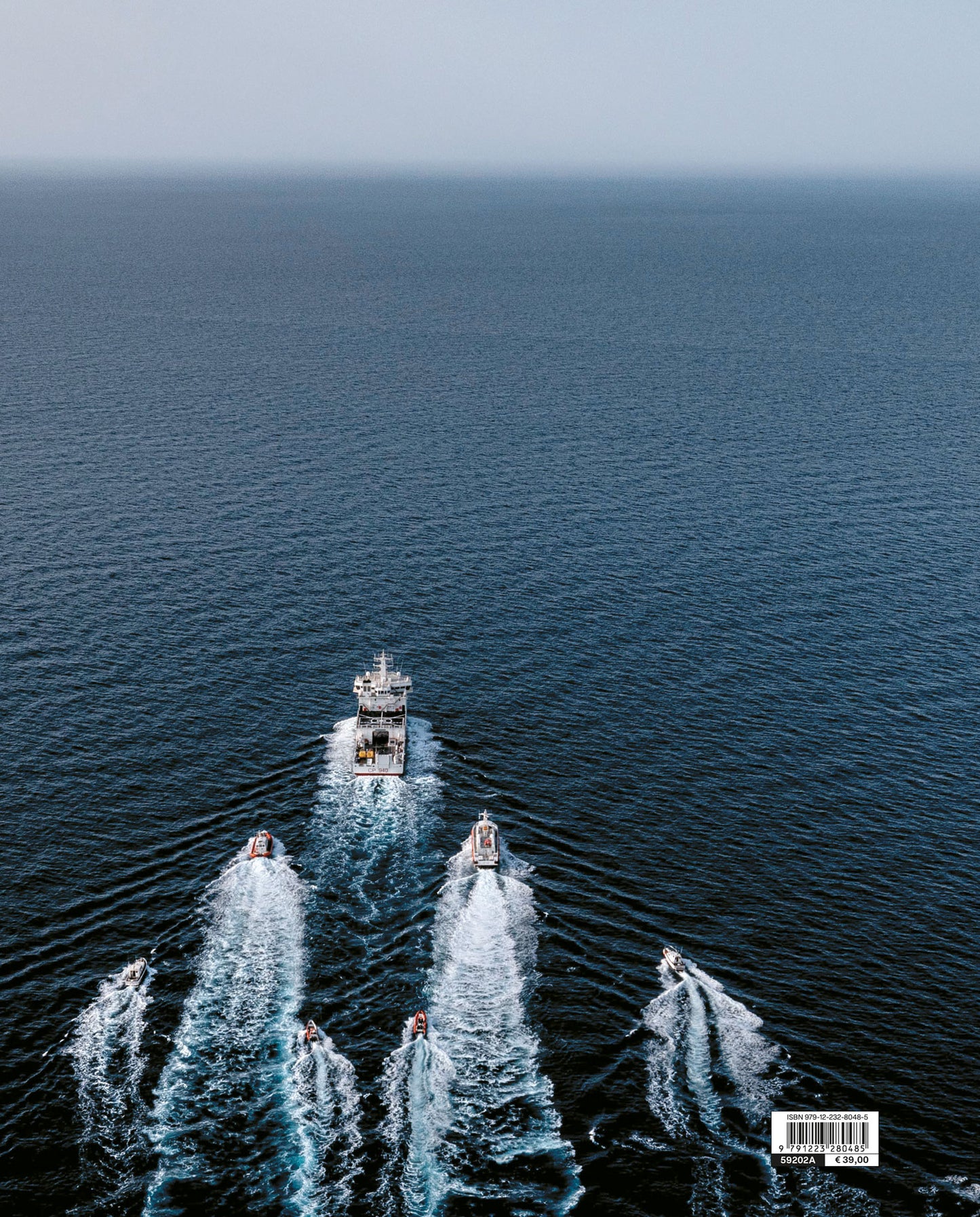 Tra cielo e mare / Between Sky and Sea. Storie e sguardi sulla Guardia Costiera / Stories and Glimpses of the Italian Coast Guard