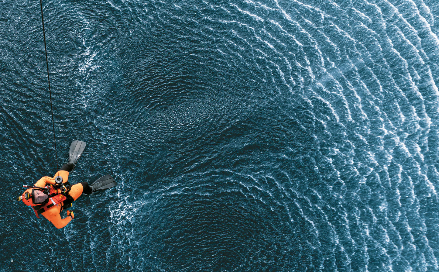 Tra cielo e mare / Between Sky and Sea. Storie e sguardi sulla Guardia Costiera / Stories and Glimpses of the Italian Coast Guard