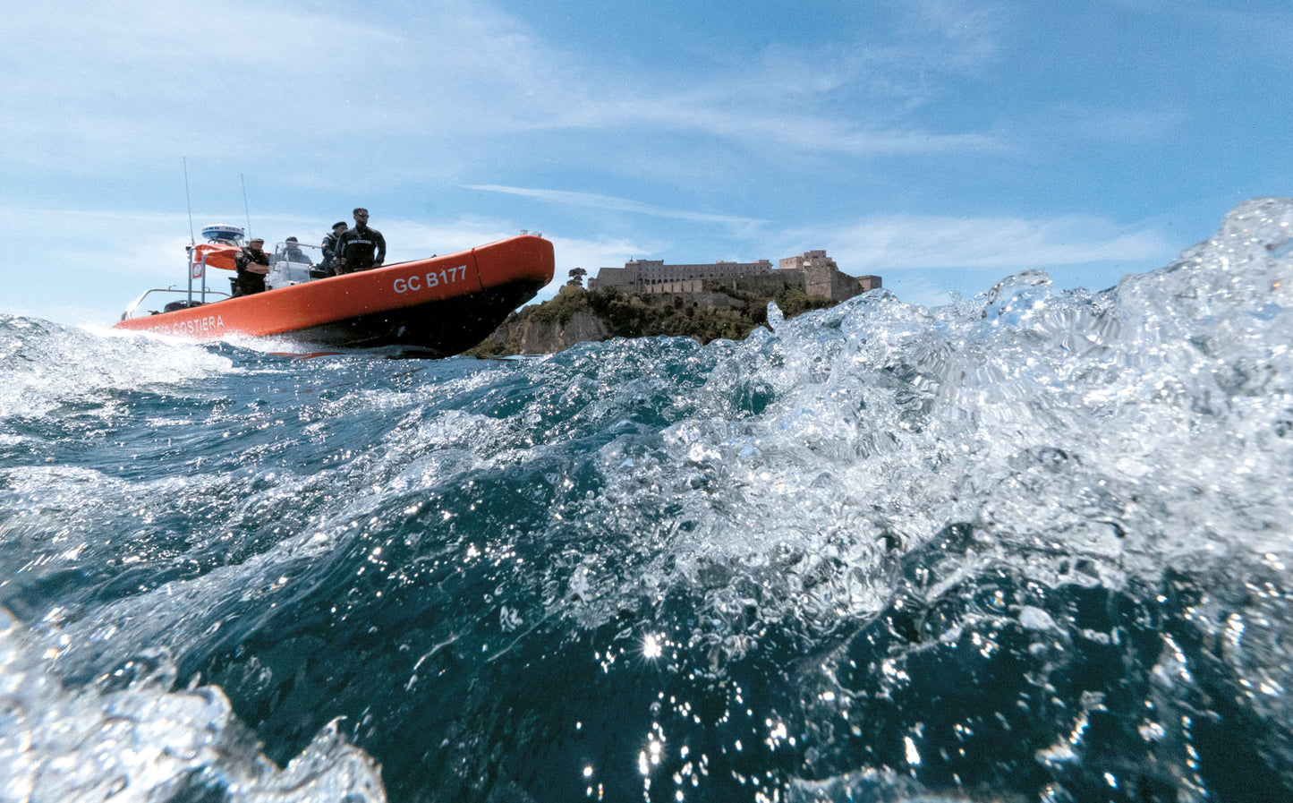 Tra cielo e mare / Between Sky and Sea. Storie e sguardi sulla Guardia Costiera / Stories and Glimpses of the Italian Coast Guard