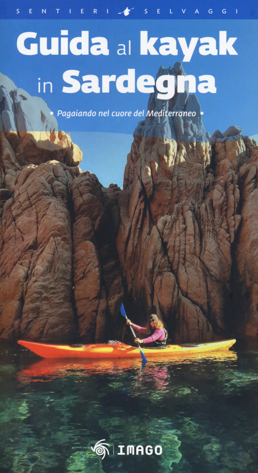 Guida al kayak in Sardegna. Pagaiando nel cuore del Mediterraneo.