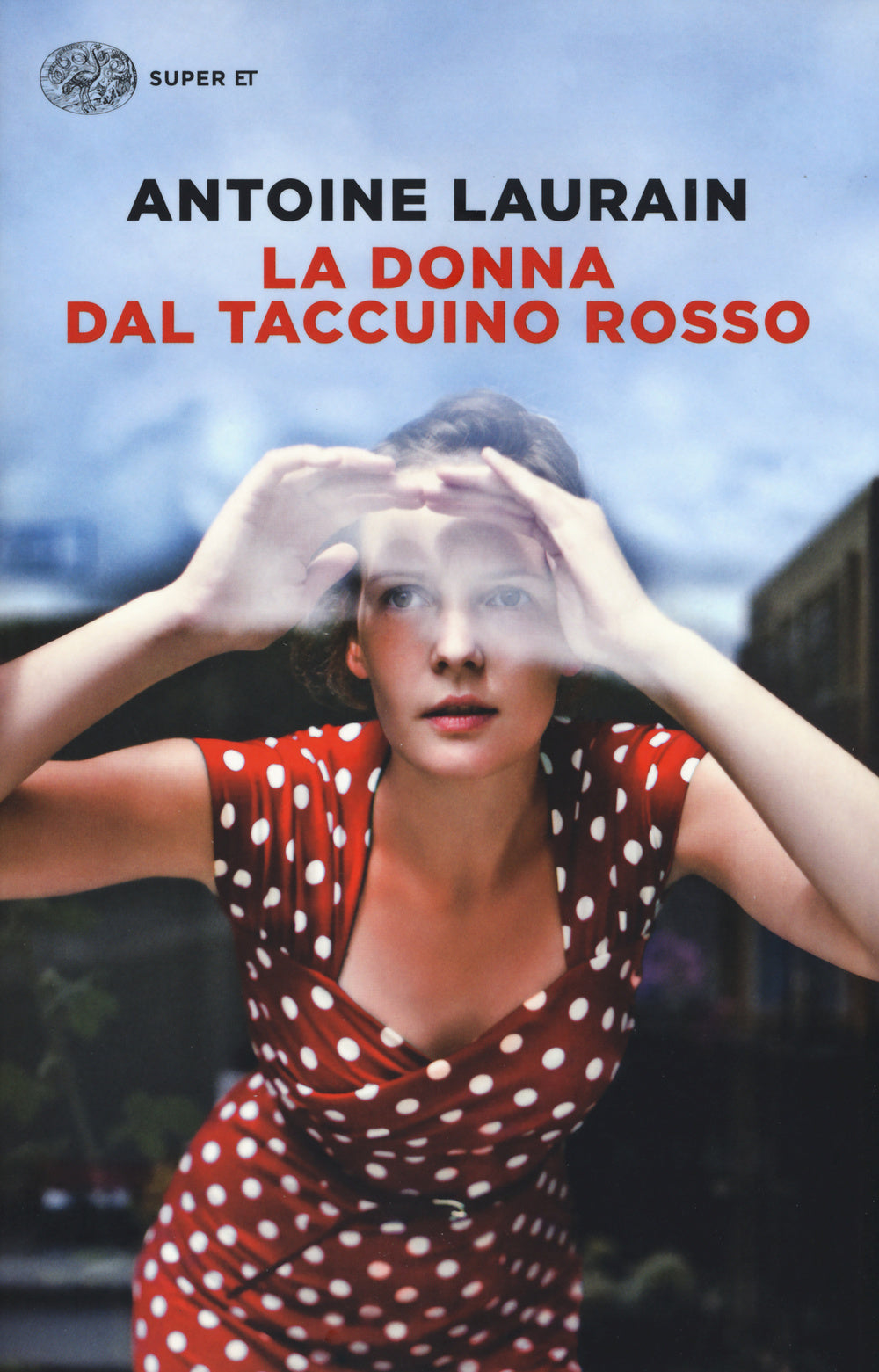 La donna dal taccuino rosso.